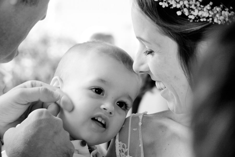 Mariage dans le 04 Alpes de Haute Provence portrait d'un bébé et de sa maman jeune mariée