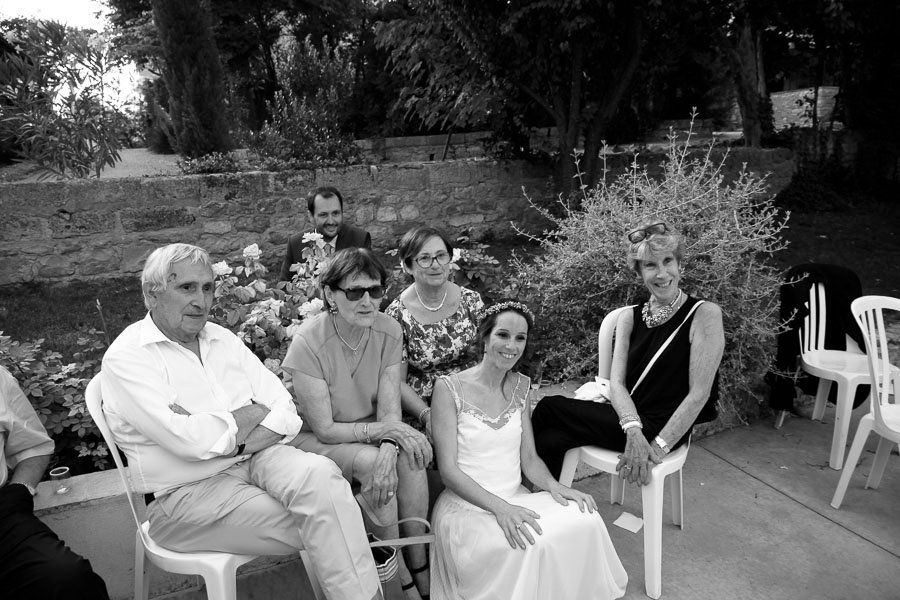 Mariage dans le var un groupe famille assiste aux premiers pas de bébé