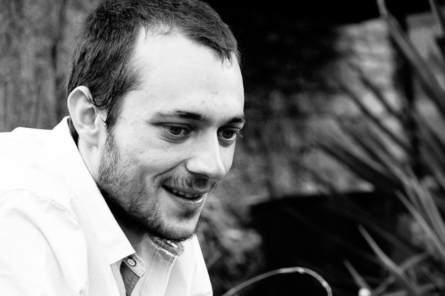 Portrait d'un homme attendri par la vue des bêtises de son fils lors d'un mariage en PACA