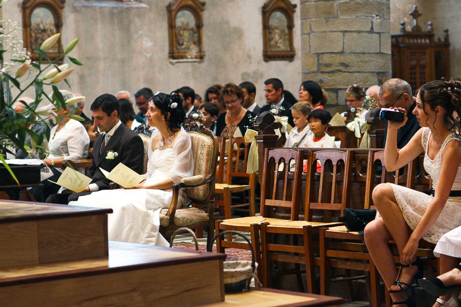 Moment de recueillement pendant la cérémonie de mariage romantique