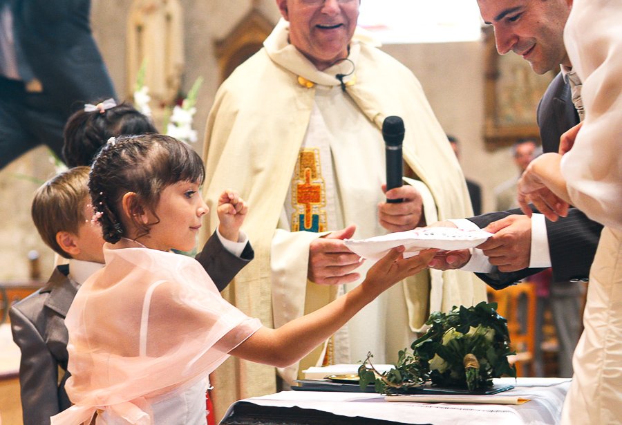 Mariage en Provence photographe sur le vif -Photo kalone coussin alliances