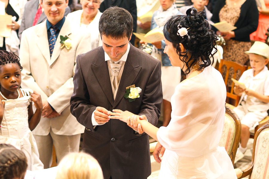 Moment fort échange des alliances en l'église. Sur le vif à Hyères