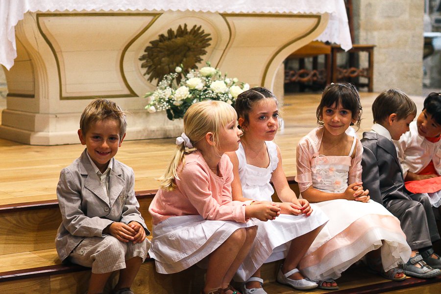 plusieurs enfants assis sur l'hotel de l eglise lors de la cérémonie de mariage a Dignes-les-Bains 04