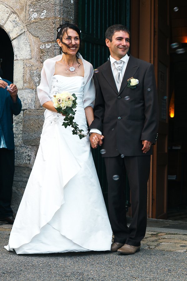 Sortie d'église avec le vent dans les cheveux, le couple se tient la main. photographe 06 Alpes-Maritimes