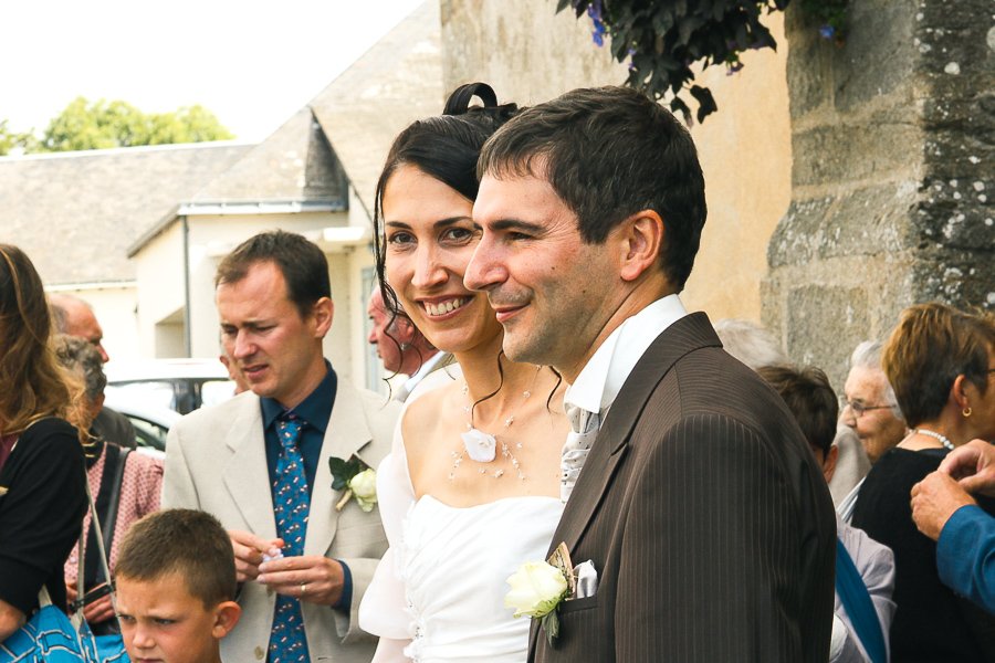 Photo du couple sur le vif, sortie d'église. Alpes de Haute Provence -Photo Kalone