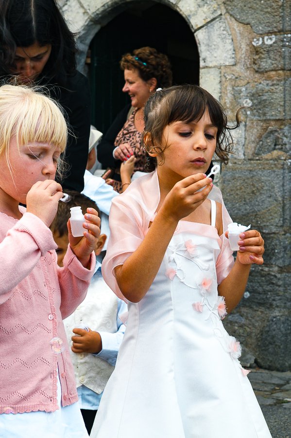 Deux petites filles soufflent les bulles pour le mariage à Cotignac