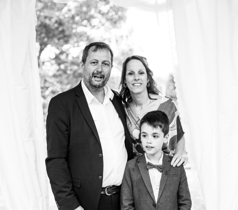 Photo de couple famille pendant un mariage a Greoux-Les-Bains en WB
