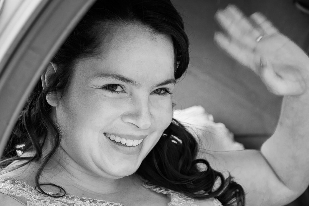 Future mariée Futurs mariés elle prends la route à bord de sa fidèle 2CV pour rejoindre la mairie à Saint Raphaël Kalone photos en Noir et Blanc