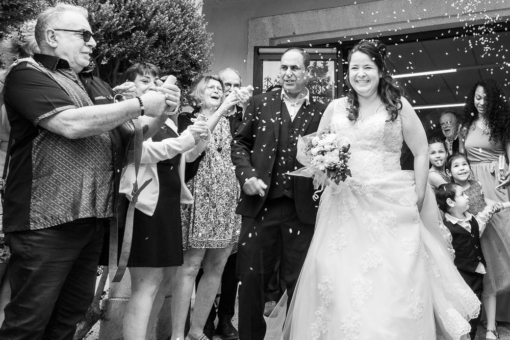 Sortie d'église cotillons et famille rapprochée pour ce couple fraichement marié. Félicitations!