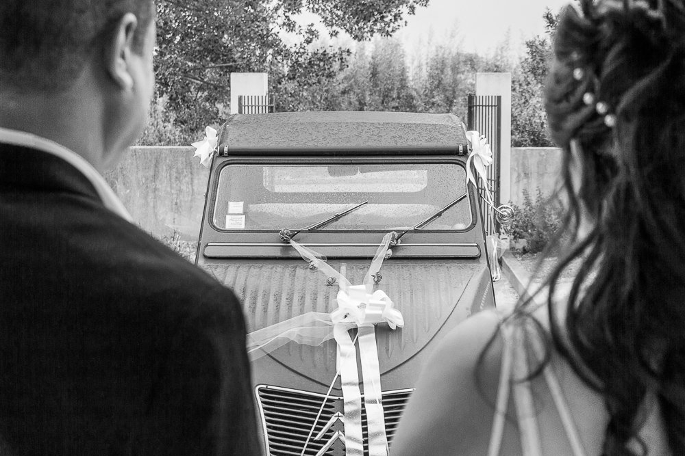 Nostalgie avec cette deux chevaux de 1968. retour vers le passé et l'enfance de la mariée qui a connu cette voiture en véhicule principal. kalone photo photographe mariages intemporels