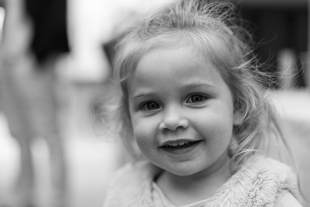 Un portrait serré en noir et blanc d'une petite fille lors d'un mariage kalone photos dans le luberon