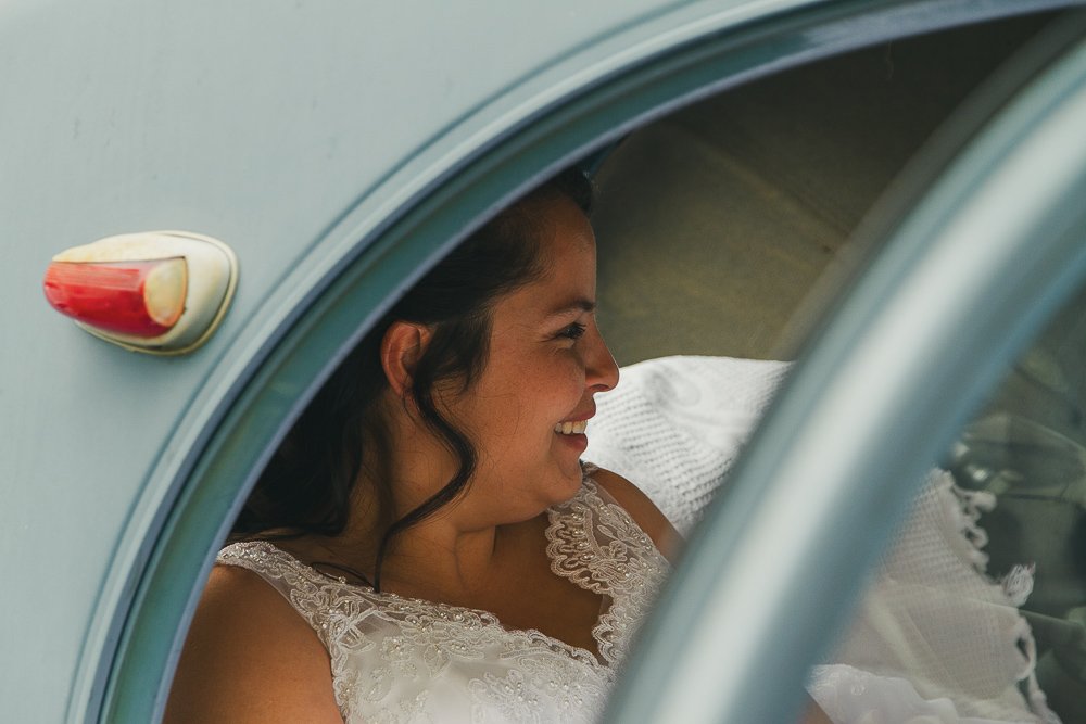 Entrée dans la voiture, départ pour l'église avec la voiture de collection, mariage Salernes