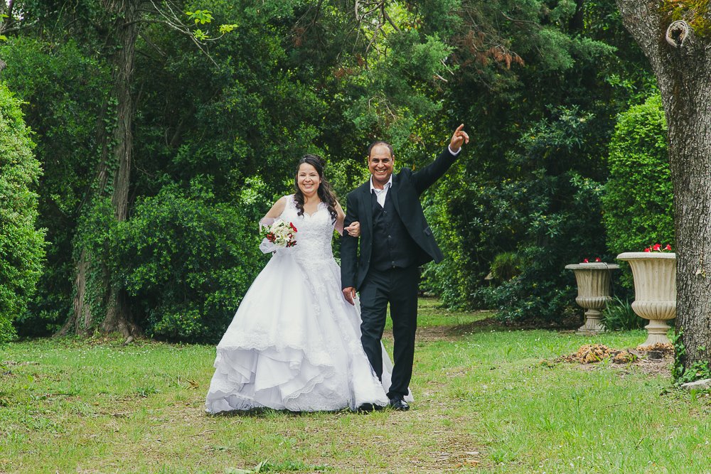 Photo de couple, le marié léve la main comme pour marquer sa victoire. il est fier de sa femme. à Roquebrune-sur-Argens