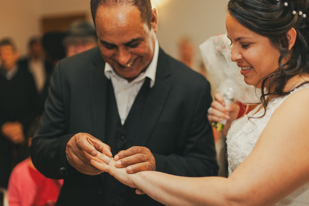 Échange des alliances, sourires, plan serré, portraitiste