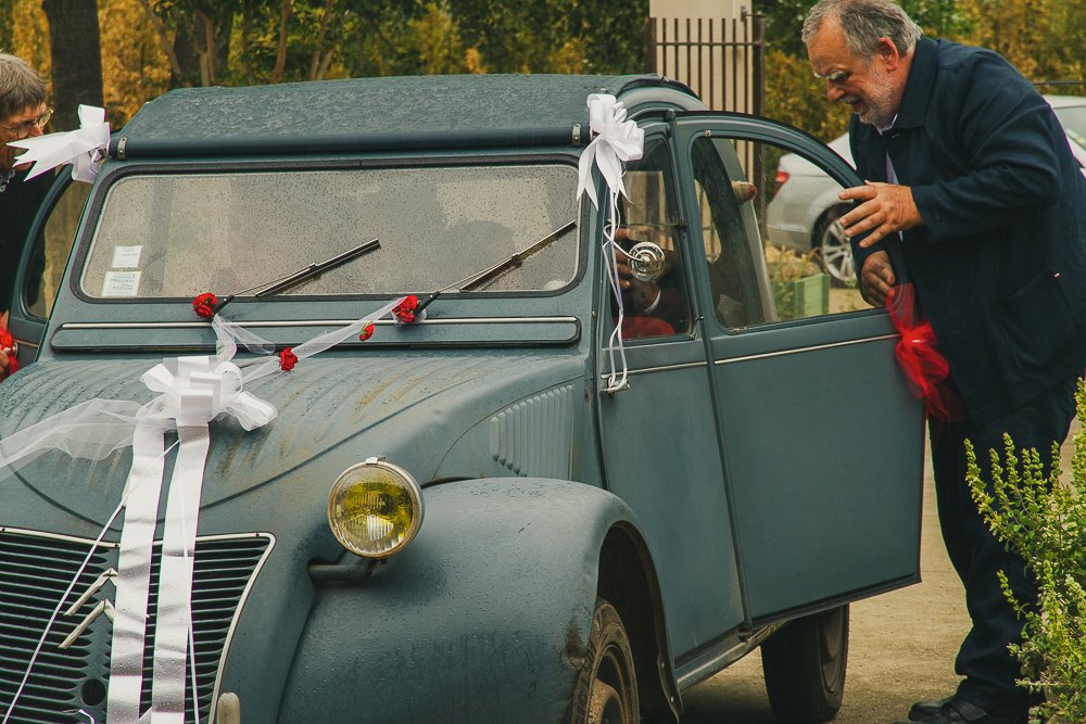 La mariée aura du mal a s'extraire de la voiture pour rejoindre les convives au vin d'honneur à Chateaurenard