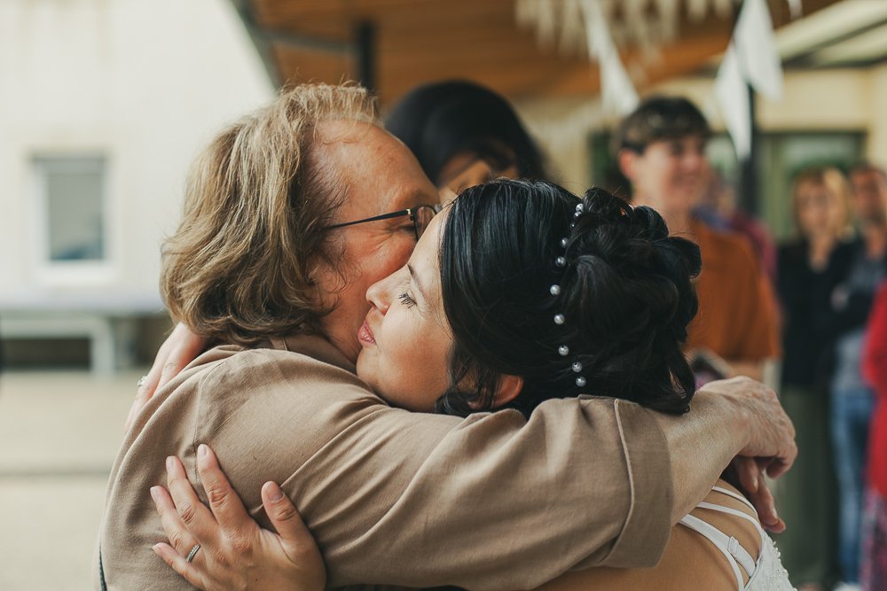 Une tata en or massif. moment de tendresse avec la tante de la mariée, photo hold school sur le vif kalone images