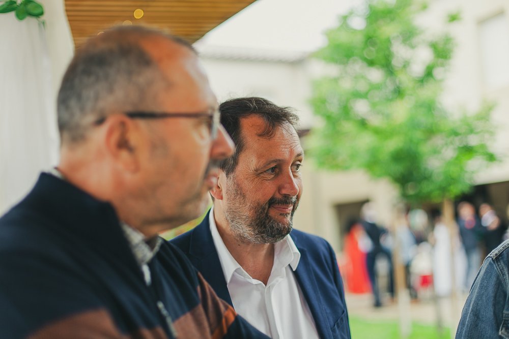 Moment de fraternité sur le vif pendant l'apéritif