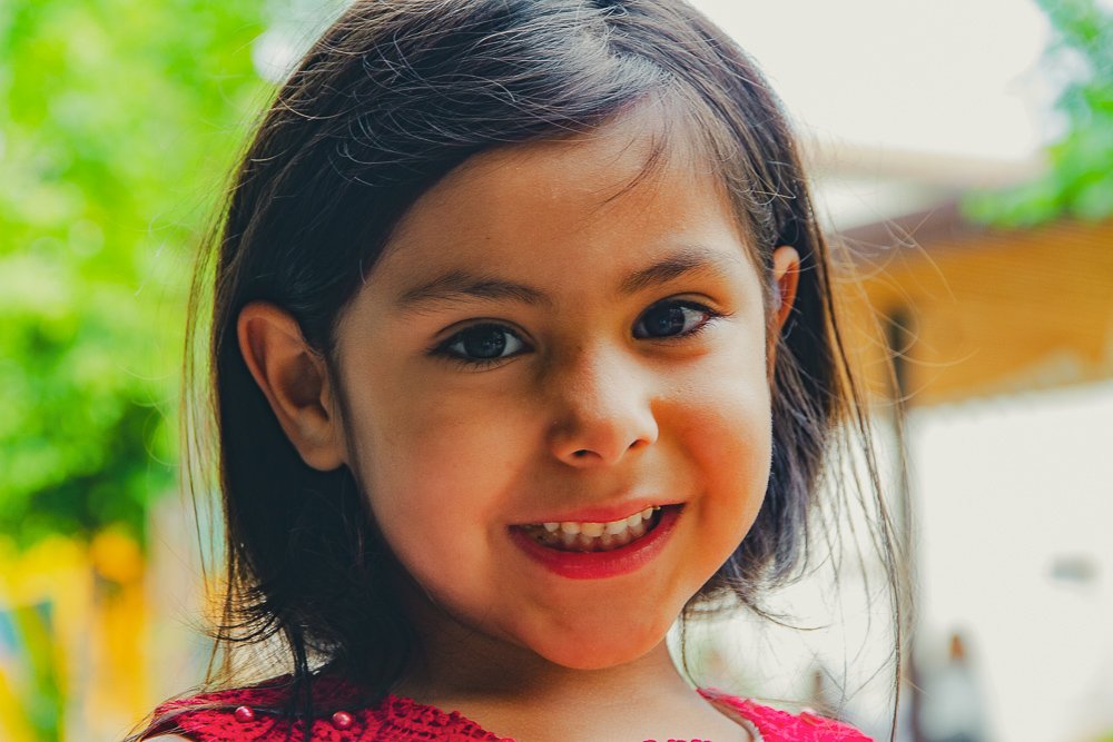 Portrait sérré traitement vintage petite fille regard appareil. Castellane