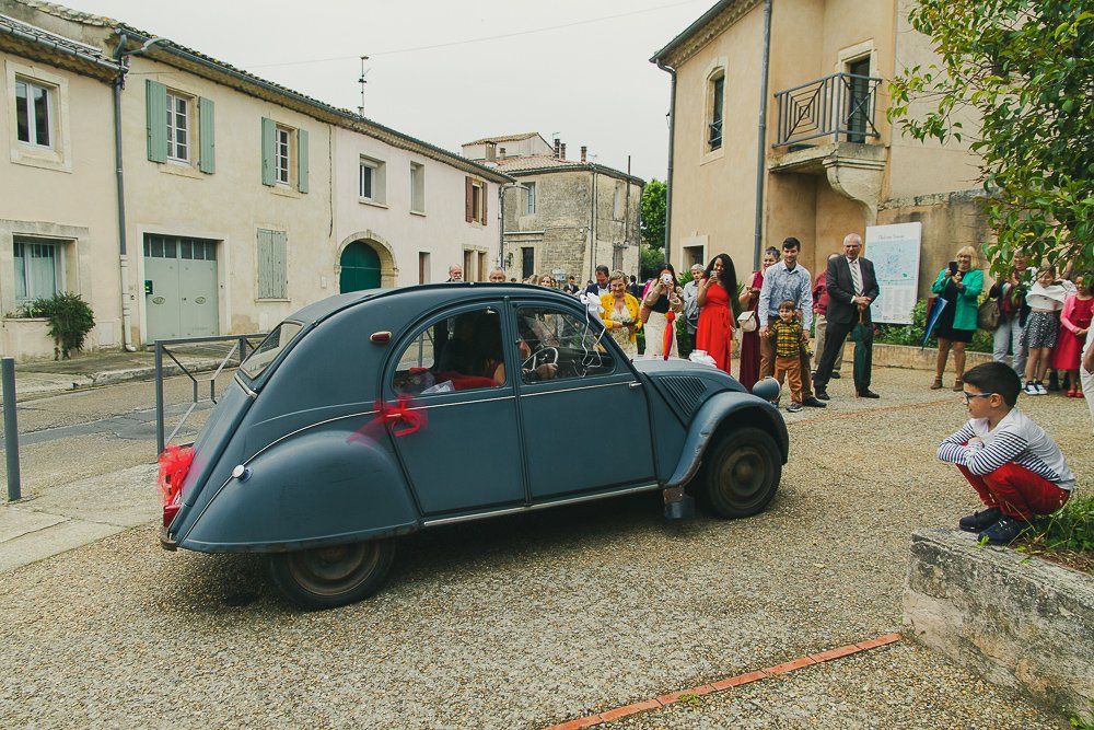 La deux chevaux de son enfance sortie de sa grange pour l'occasion. Mariage à Saint-Aygulf. Kalone production