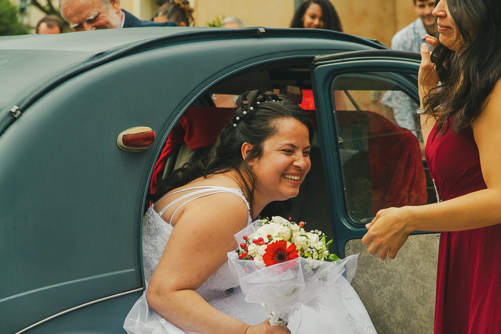 Une difficulté a sortir de la voiture à cause de la robe de mariée. La-Croix-Valmer