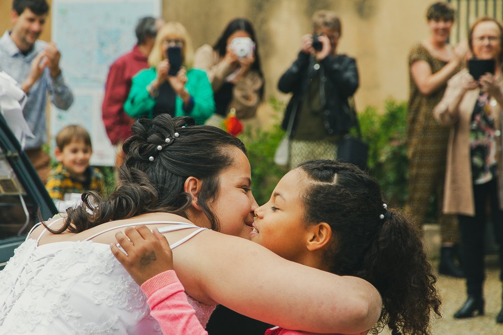 Tendresse câlin maman mariée, un moment privilégié avant la cérémonie de mariage. Saint-Tropez