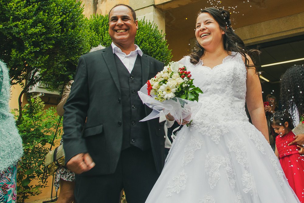 Sortie mairie en cotillons, la joie sur les visages mariage sur le vif Pertuis